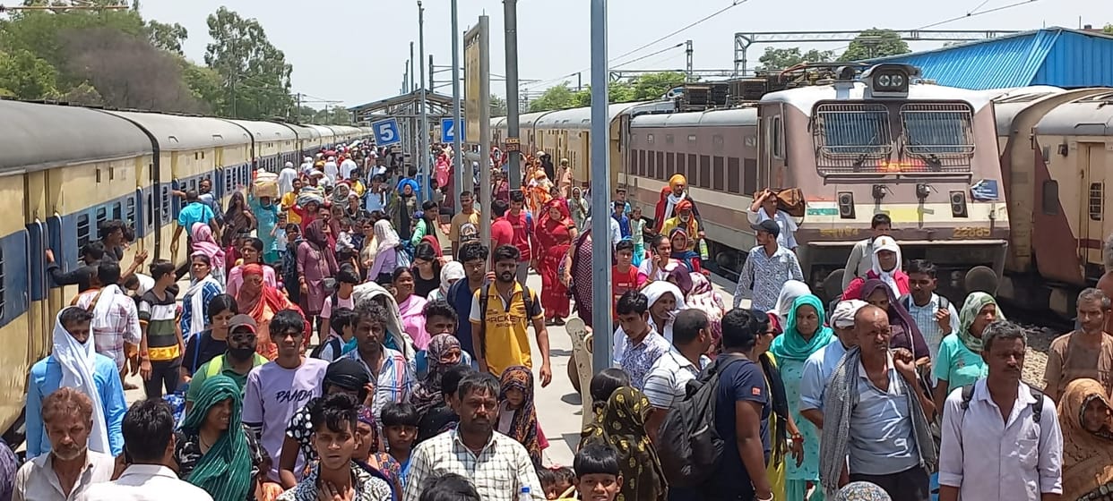 Passengers facing problems due to lack of summer special train, heavy crowd in trains