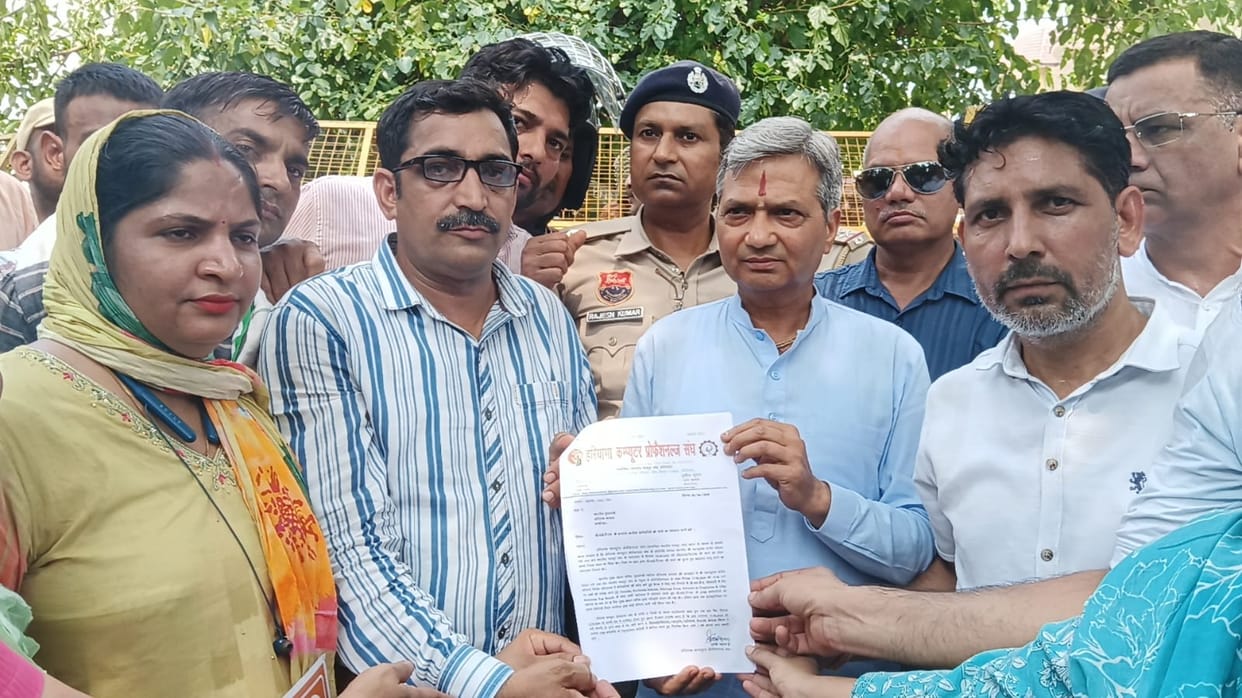 Computer operators raised their voice in support of the demands