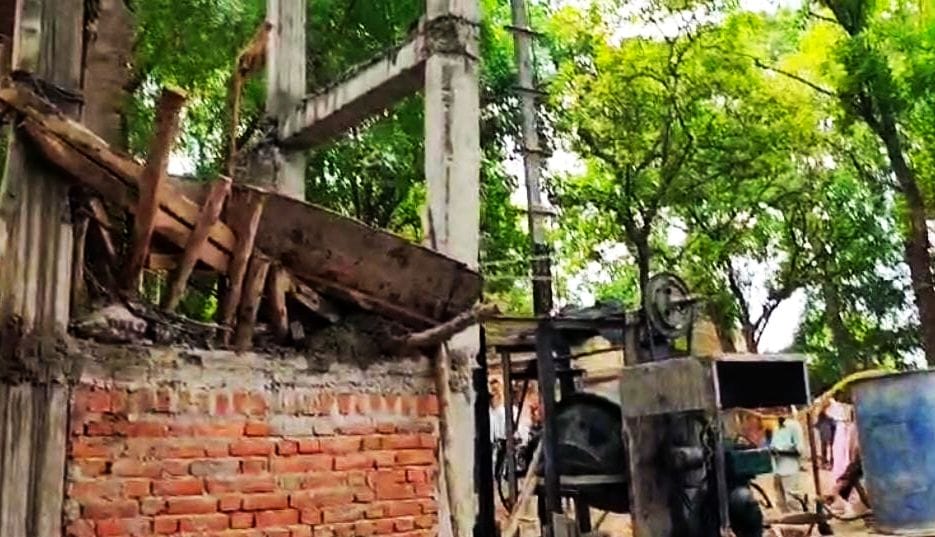 Shuttering beam broken during water tank construction, two workers injured