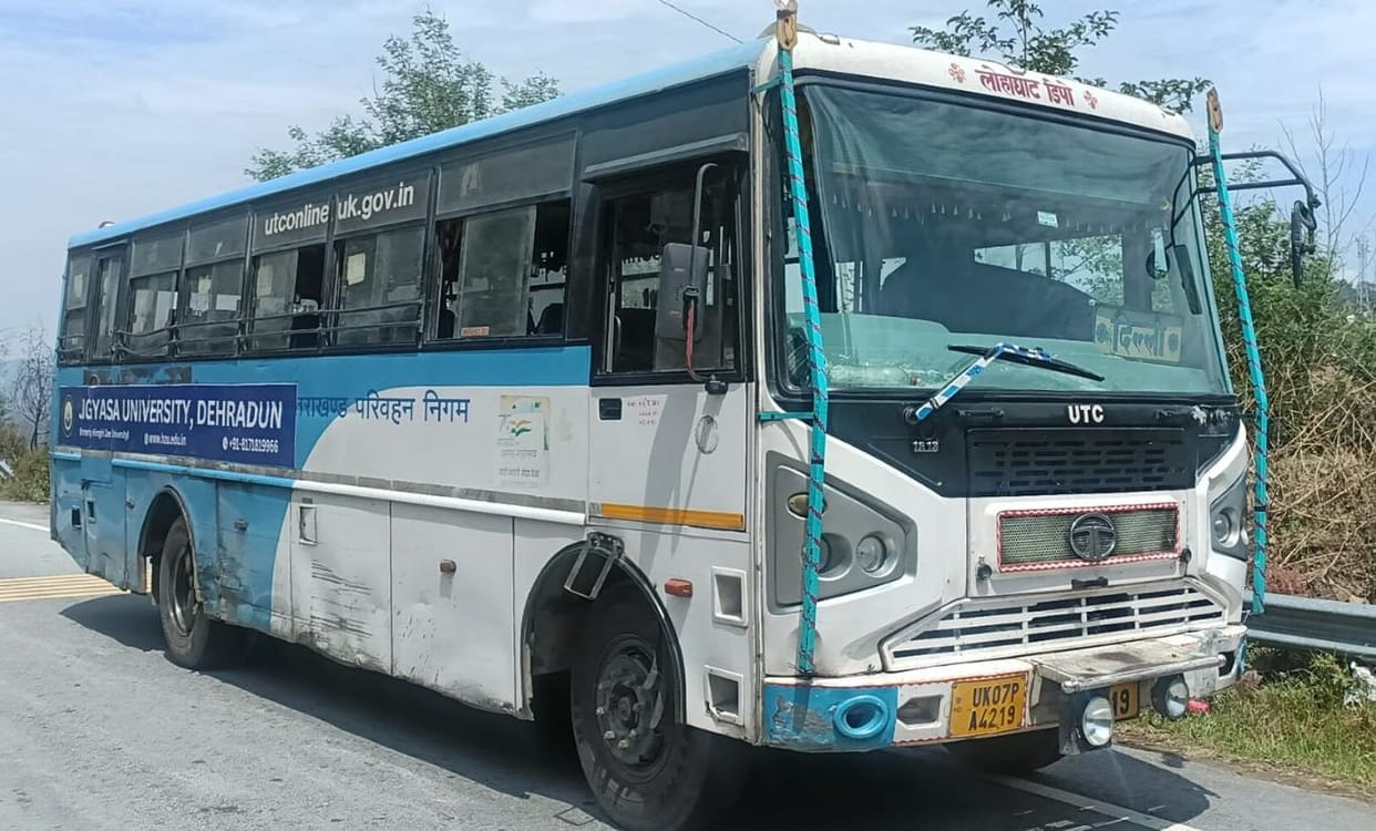 The bus bound for Delhi broke down on the way.