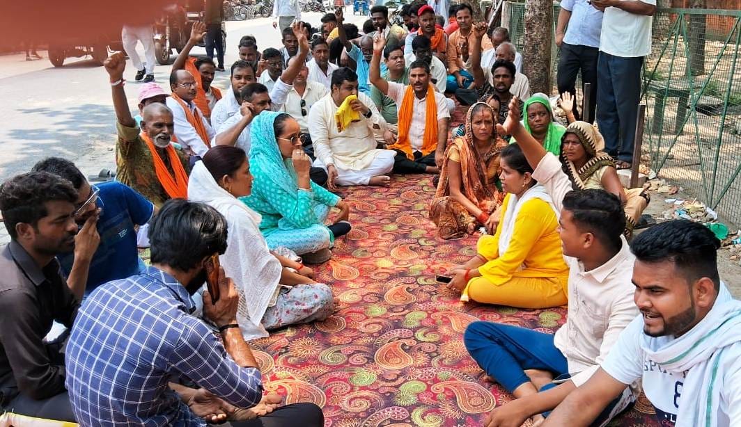 When divisional minister did not file report, BJP workers staged a protest in front of the police station.