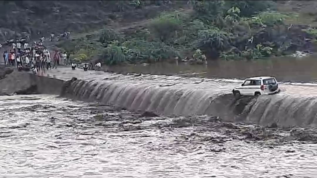 नदी के रपटे में फंसा स्कूली बच्चों को ले जा रहा चार पहिया वाहन