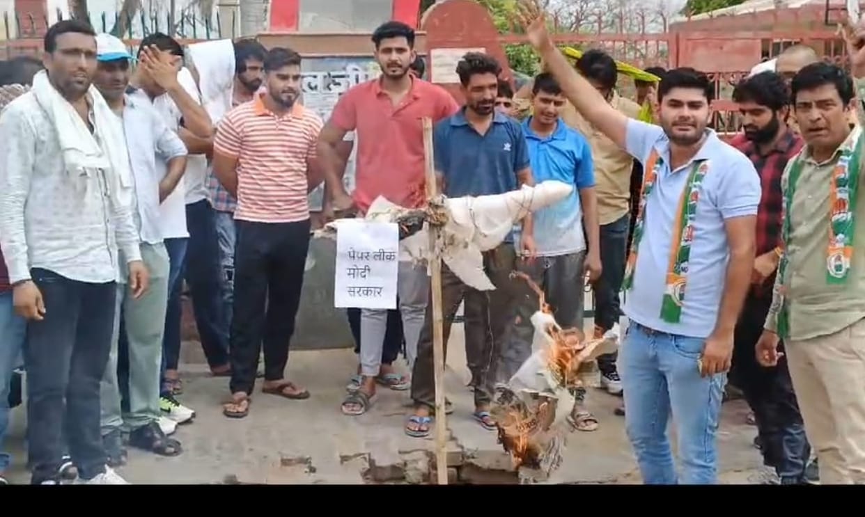 Effigies of PM and Education Minister burnt in protest against irregularities in NEET
