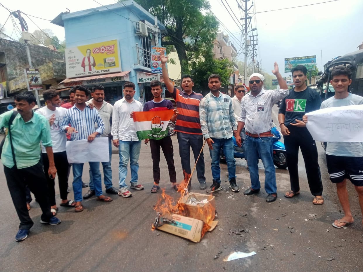 Effigy of Union Minister burnt in protest against paper leak