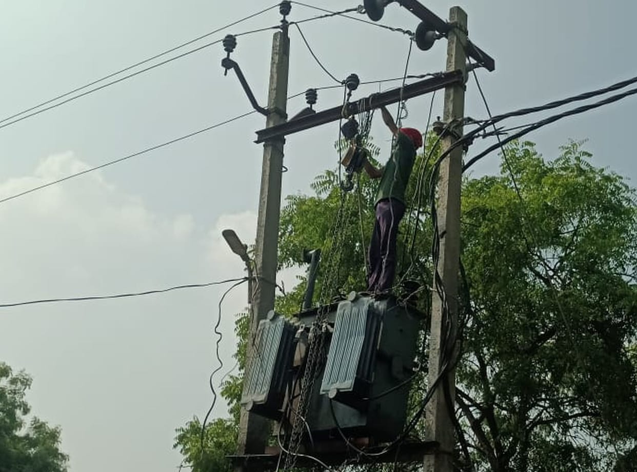 Oil leaked out of transformer, electricity failed