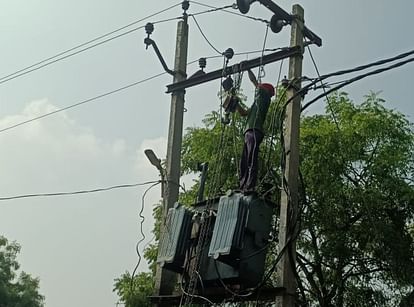 Amethi News: ट्रांसफार्मर को निकला तेल, बिजली हुई फेल Oil leaked out of transformer, electricity failed