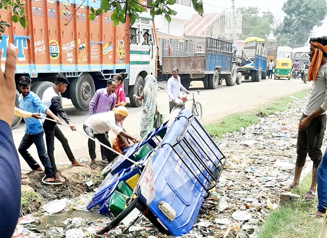 E-rickshaw fell into the drain near the railway gate, two children survived drowning