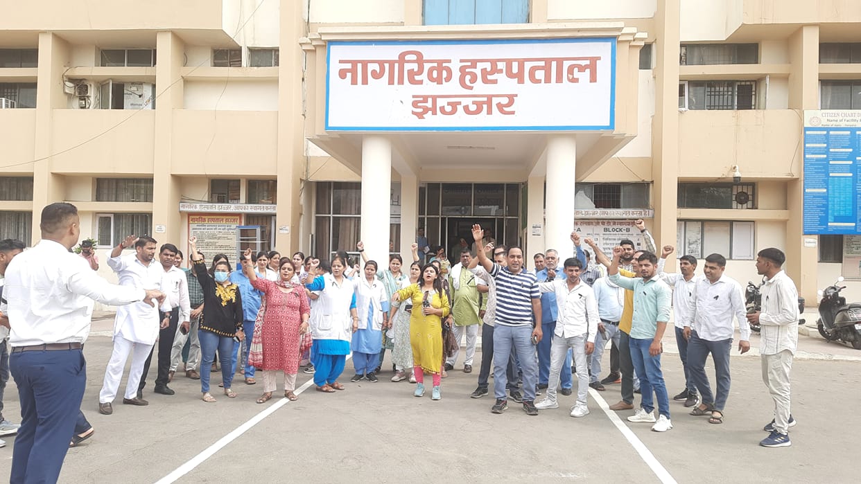 NHM workers demonstrated by wearing black bandsNHM workers demonstrated by wearing black bands