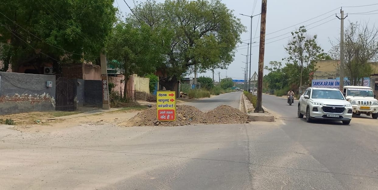 Bahadurgarh road becomes one way due to work going on under the overbridge.