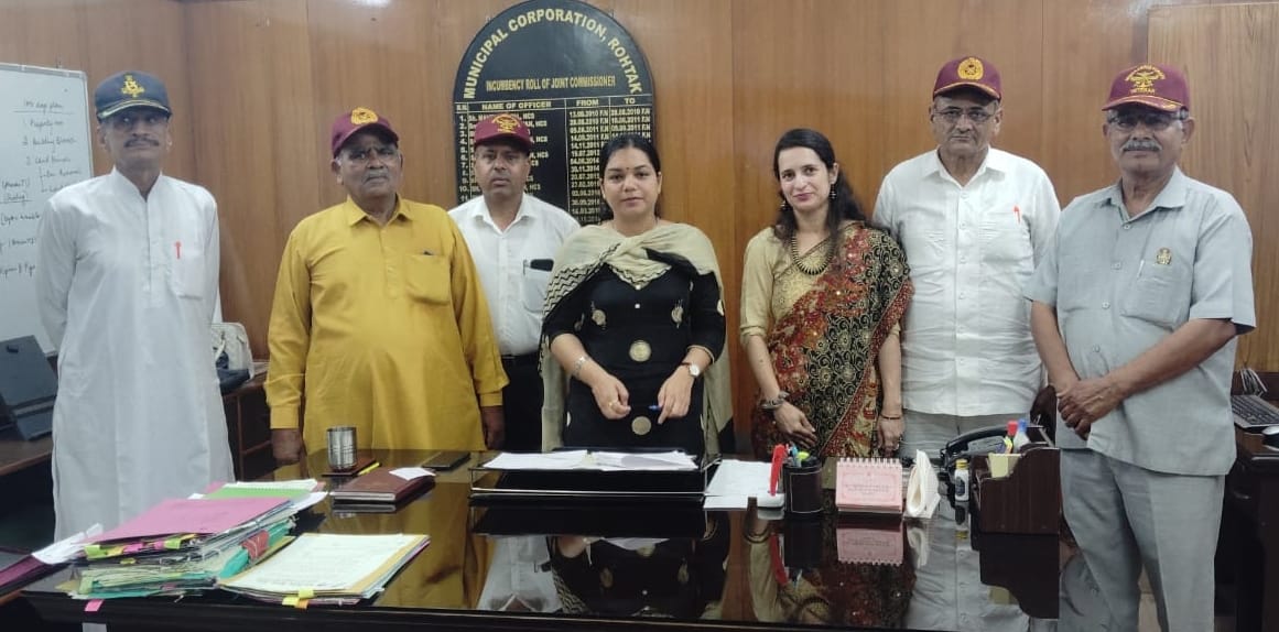 Former soldiers met the Corporation Joint Commissioner for cleaning the state level war memorial