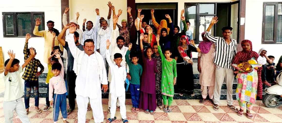 People got angry after seeing the lock hanging on the Aadhaar Seva Center in Bhuna for a week.