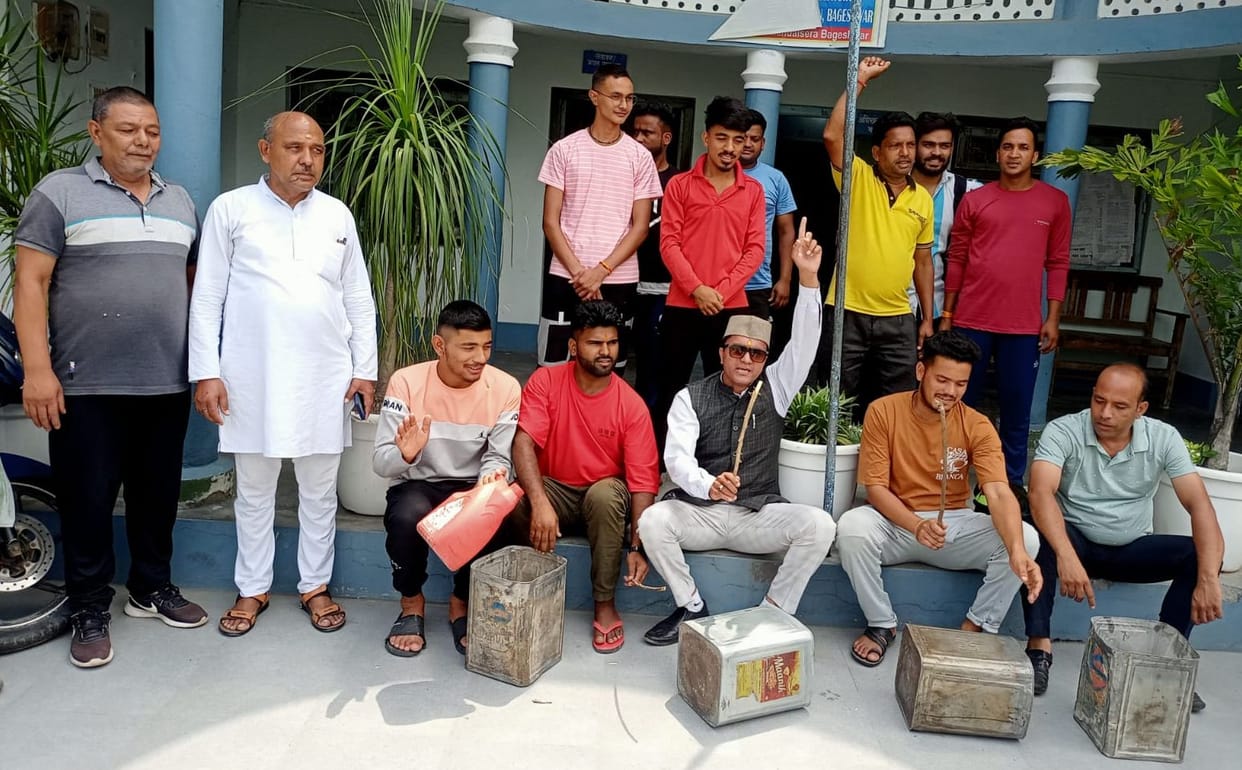 People protested by banging canisters in front of the water institute