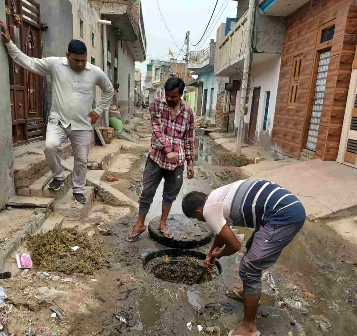 When the people of Bharat Nagar protested against the poor sewer system, the machines of the department reached the spot.