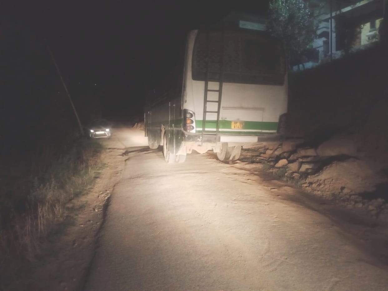 The bus on Mahadev route broke down in Pechcha.