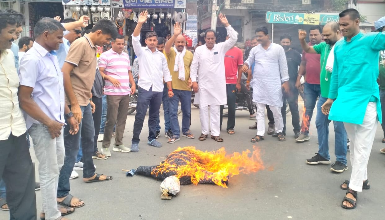 Congressmen's temper rises, burnt effigy of Energy Corporation