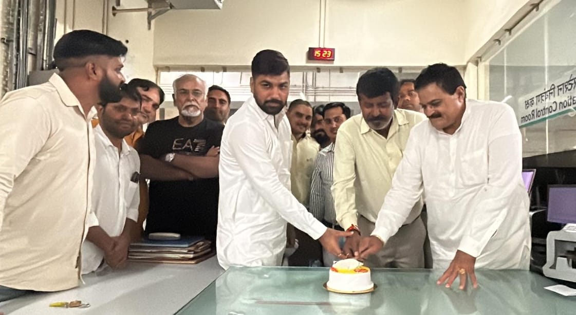 Celebrated the sixth anniversary of the start of metro service in Bahadurgarh by cutting a cake.
