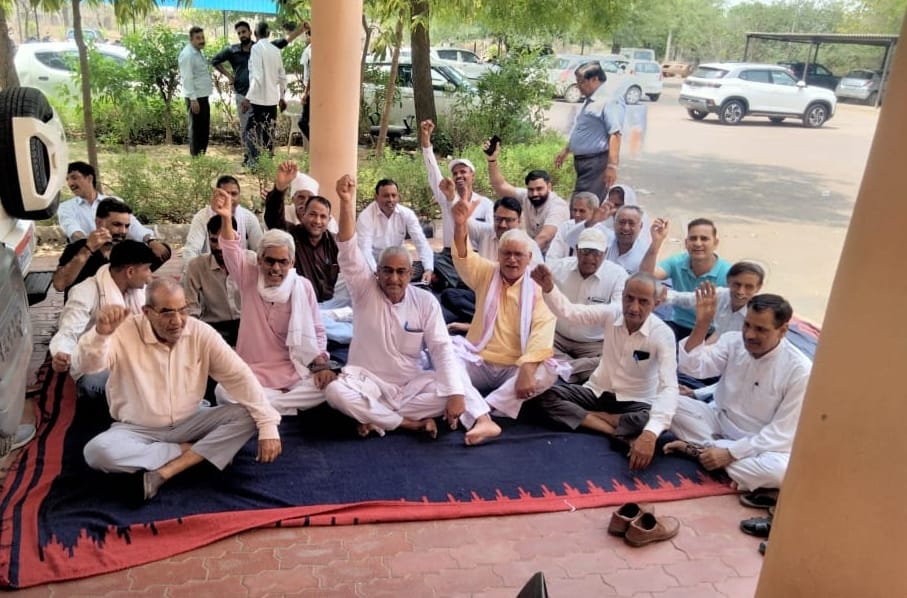 Dharna was held demanding to make Mahendragarh as headquarters and Narnaul as district.