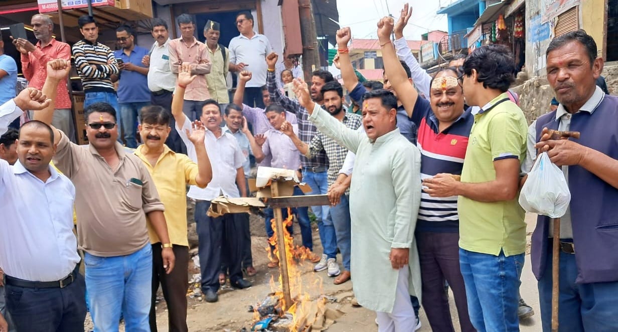 Congress workers burnt the effigy of the central government