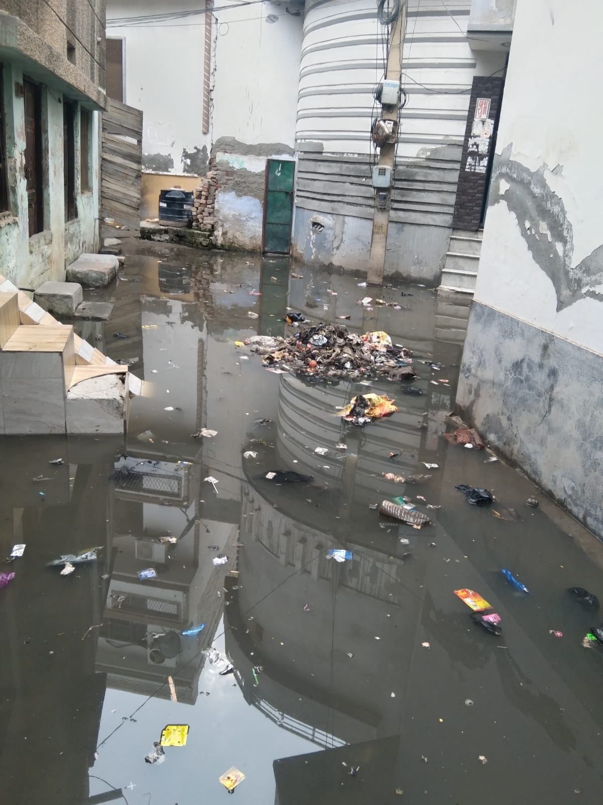 People troubled by the problem of sewerage overflow in Char Qutub area