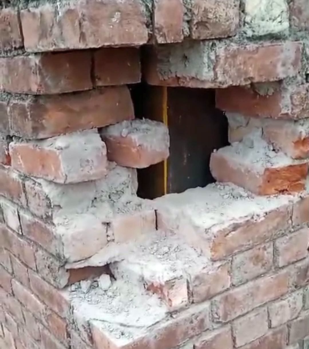 Thieves entered farmer's house by climbing the wall and took away jewellery, cash