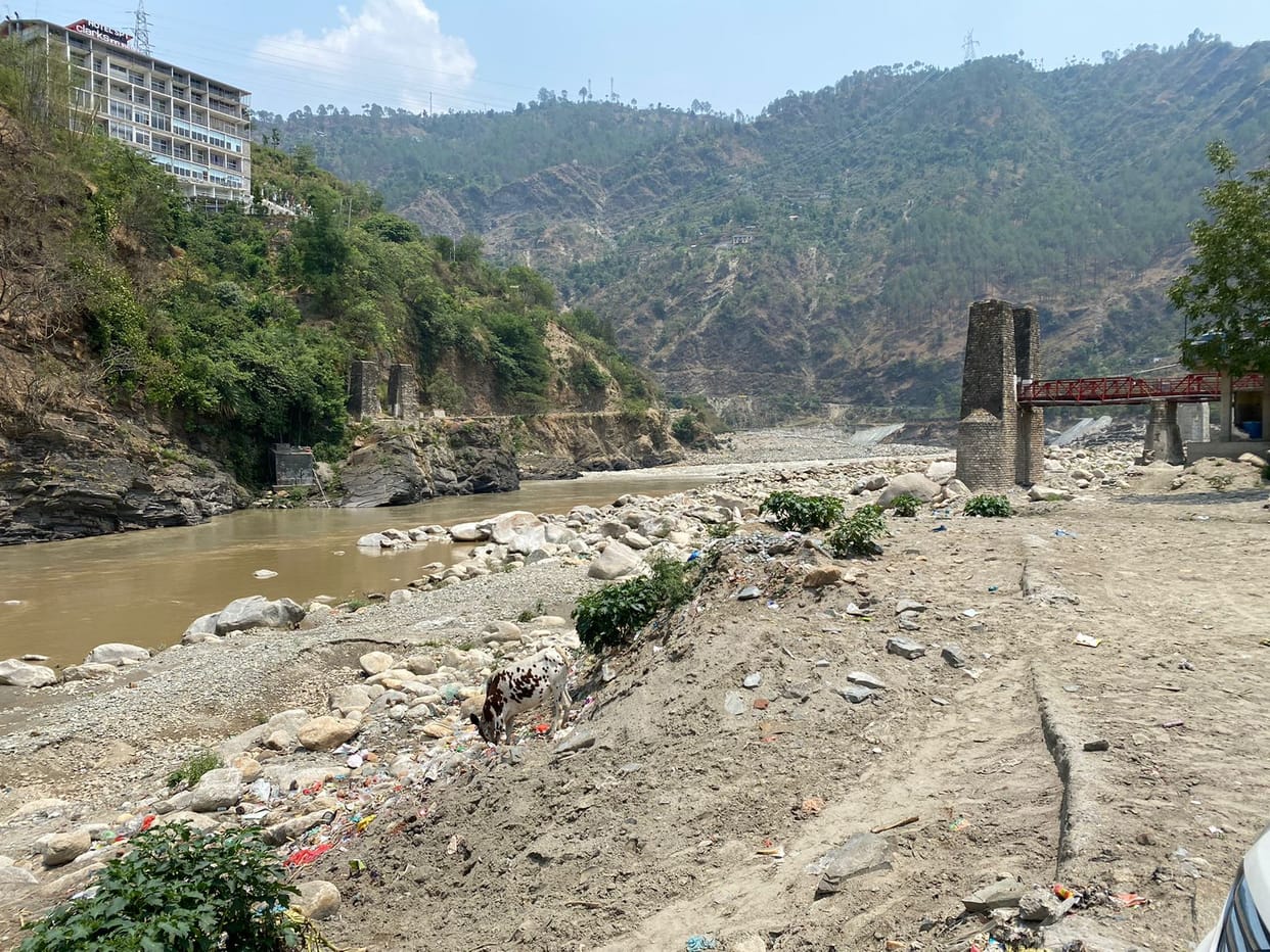 Beas water level reaches six feet in Pandoh, crate walls not installed yet