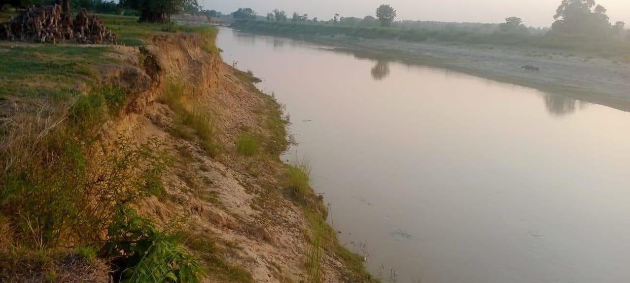 If flood comes, it will cause devastation, villagers are scared after seeing the dilapidated condition of the dam.