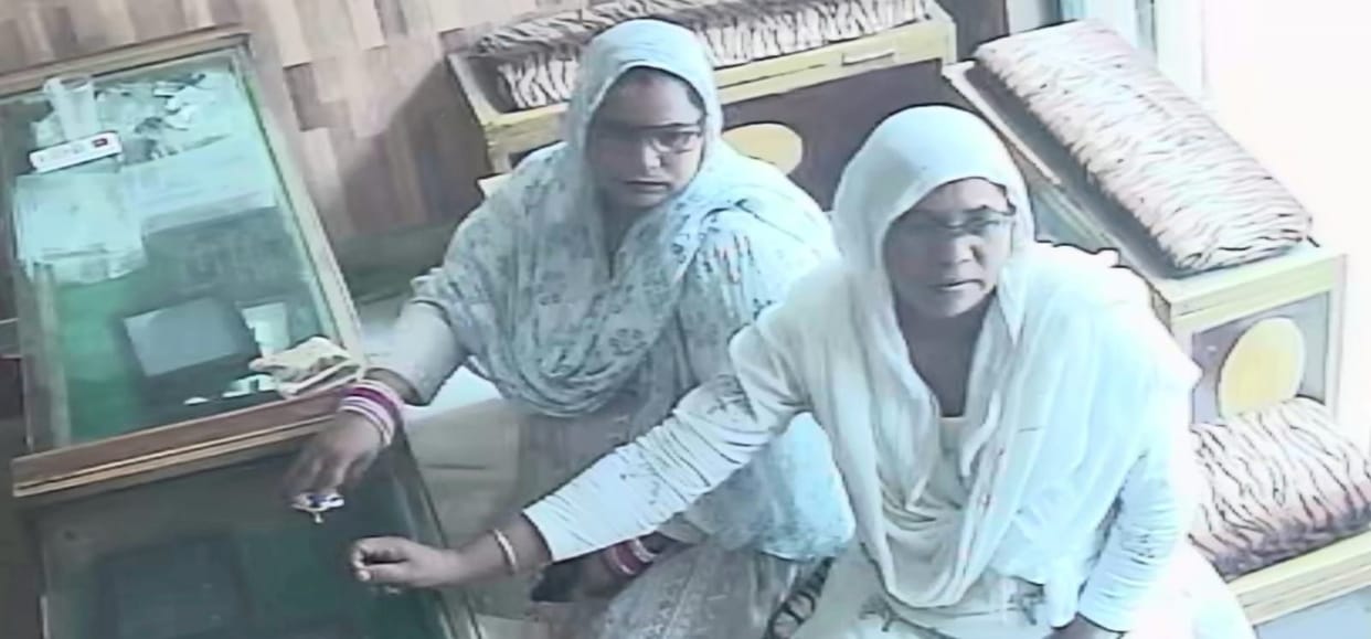 Two women took away diamond ring, gold earrings and silver anklets from the goldsmith's shop.