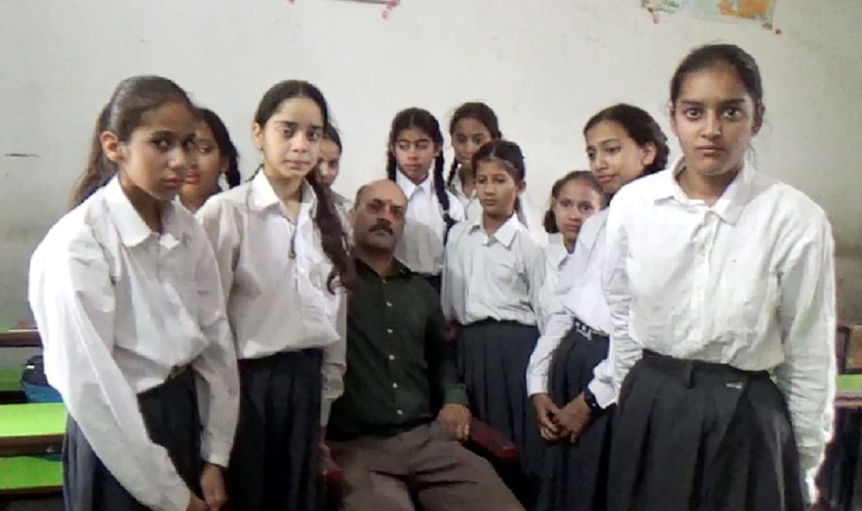 Guru ji's transfer, children cried bitterly in farewell