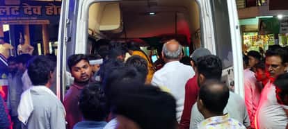 There was a stir in three districts of Nimar after a pickup vehicle full of devotees overturned