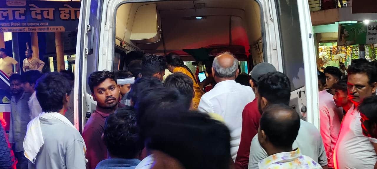 श्रद्धालुओं से भरे पिकअप वाहन के साथ हुआ हादसा