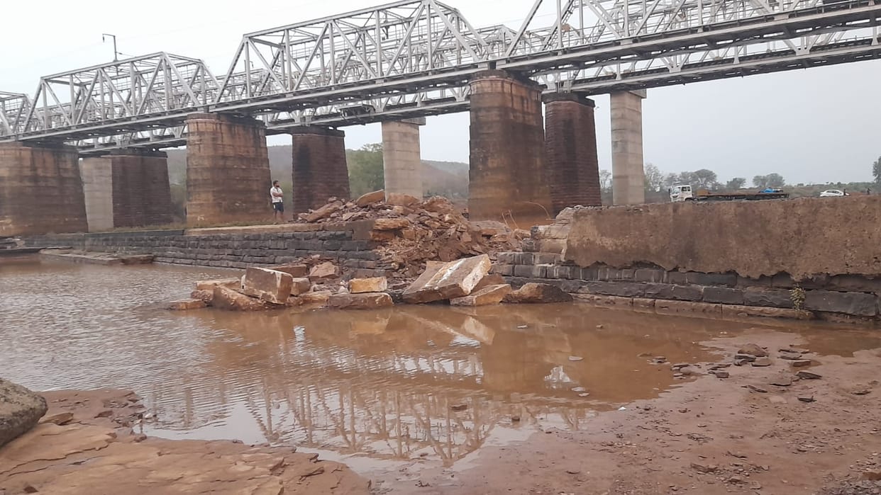 Railway contractor broke the years old stop dam built under Ghatera railway bridge