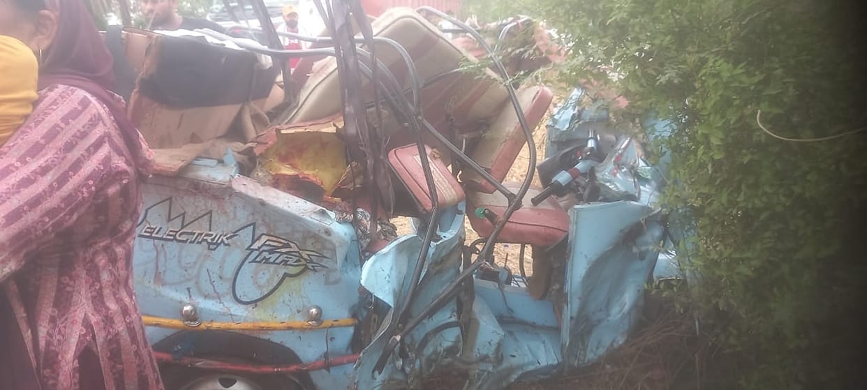 Female devotee dies in accident, six injured