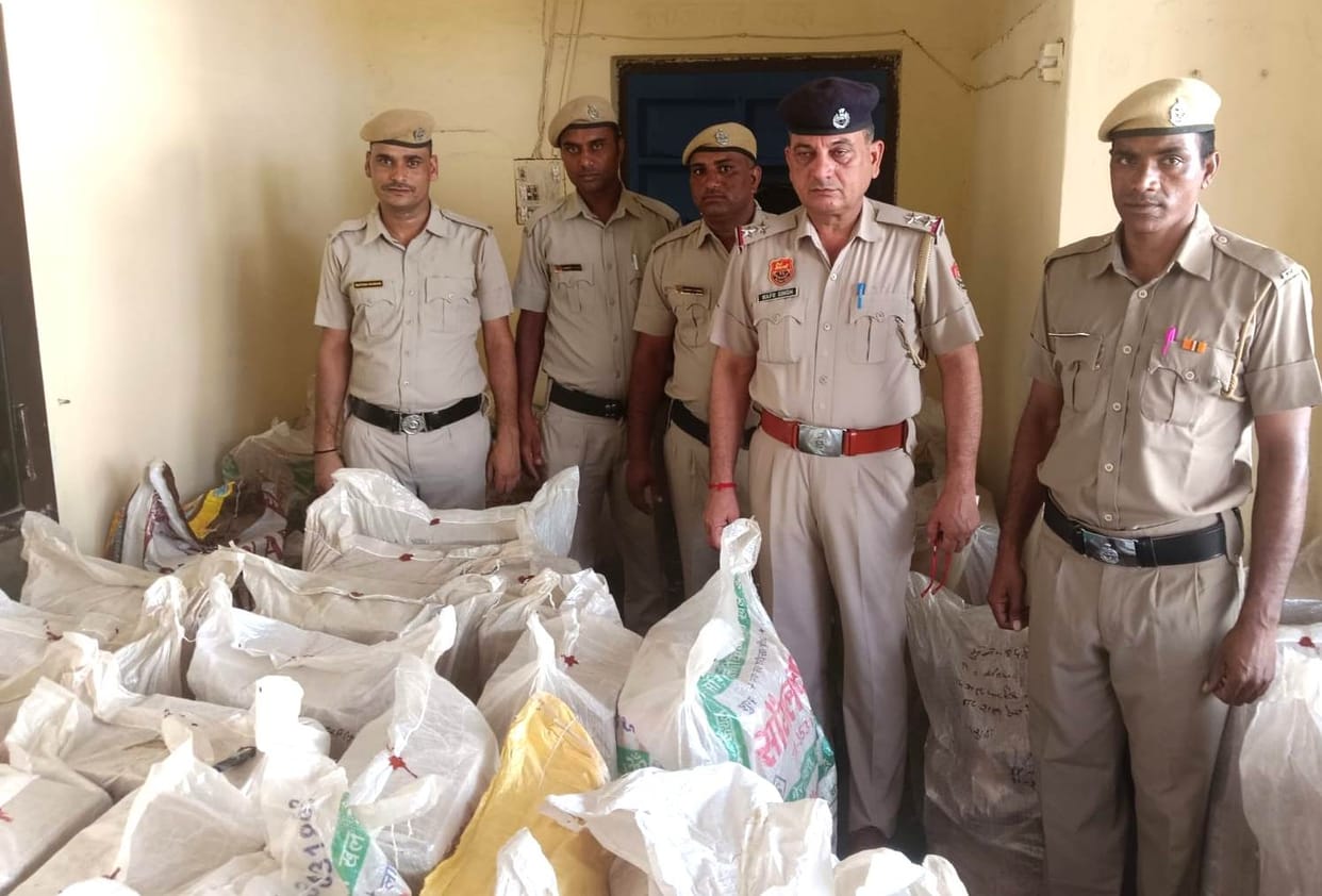 Driver of Tata Ace car caught with 2407 bottles of liquor