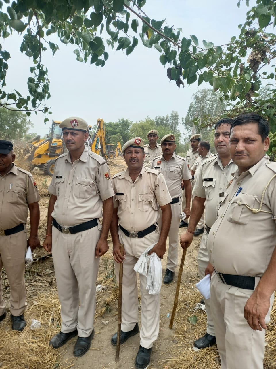 Bulldozer fired on illegal occupation of Mundsa Panchayat house