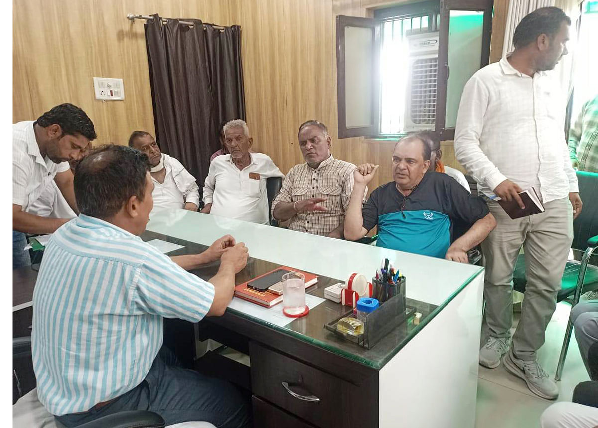 A protest in front of the public health division office regarding the sewage and water problem.