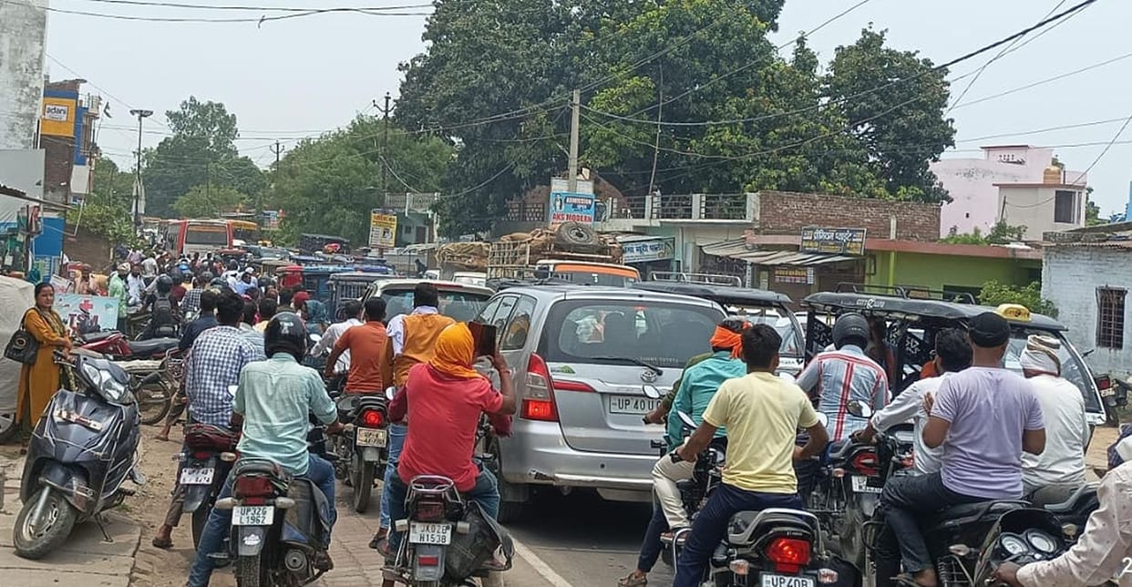 There was a huge jam for one kilometer on the jail road.