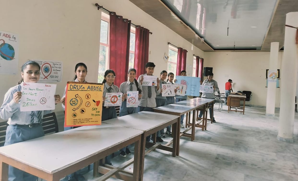 In DAV College Banikhet, tell the students about the ill effects of drugs.