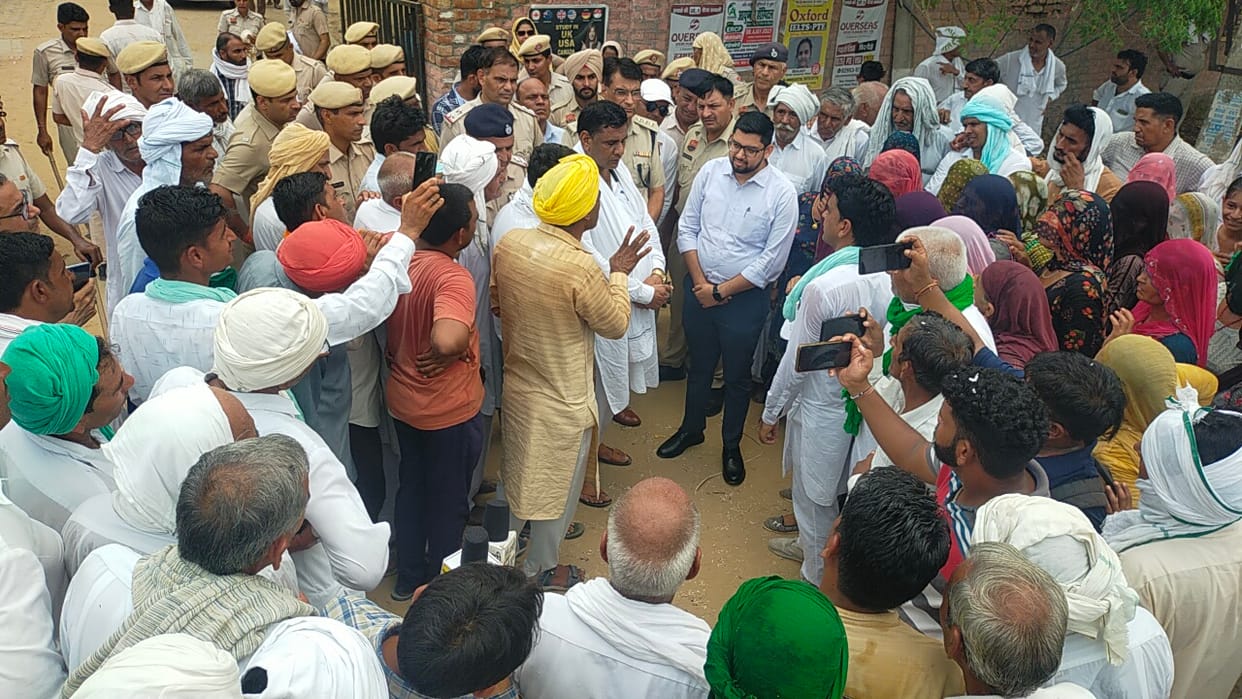 Villagers of Dhani Gyandeep of Jamal, suffering from electricity and water problems, demonstrated in front of the Tehsil office.