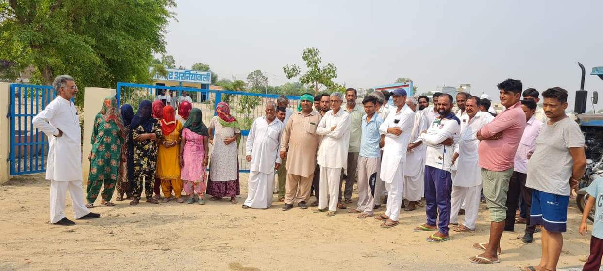 Drinking water shortage: Villagers of Araniyanwali locked the water house, opened it after three hours on the assurance of SDO