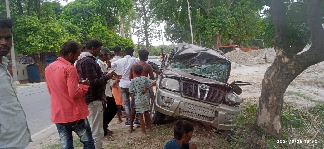 Scorpio collided with a tree after tyre burst, four people including a girl injured