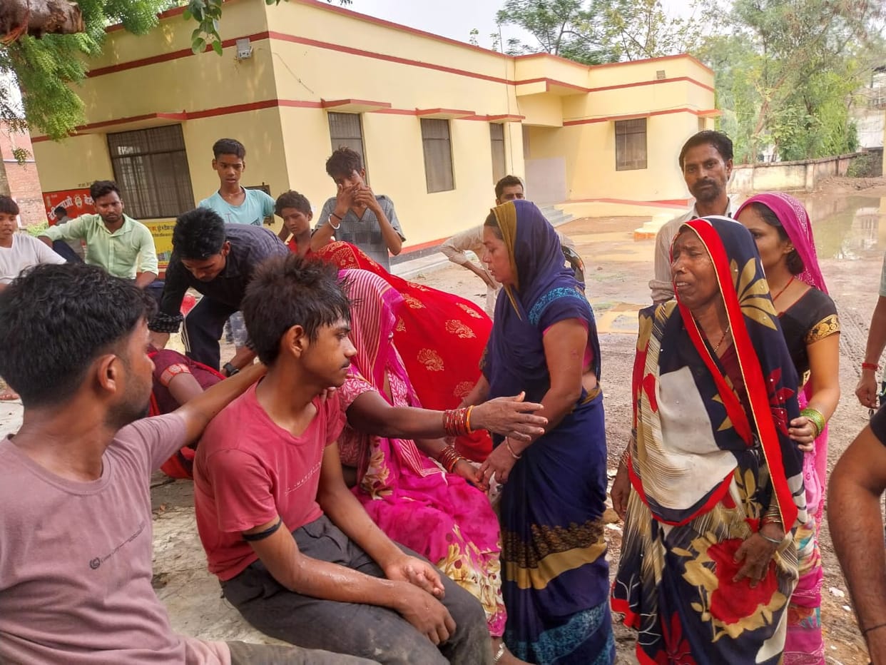 boondaabaandee ke beech giree bijalee, do yuvakon sahit teen kee maut55 / 5,000Lightning struck during drizzle, three people including two youths died