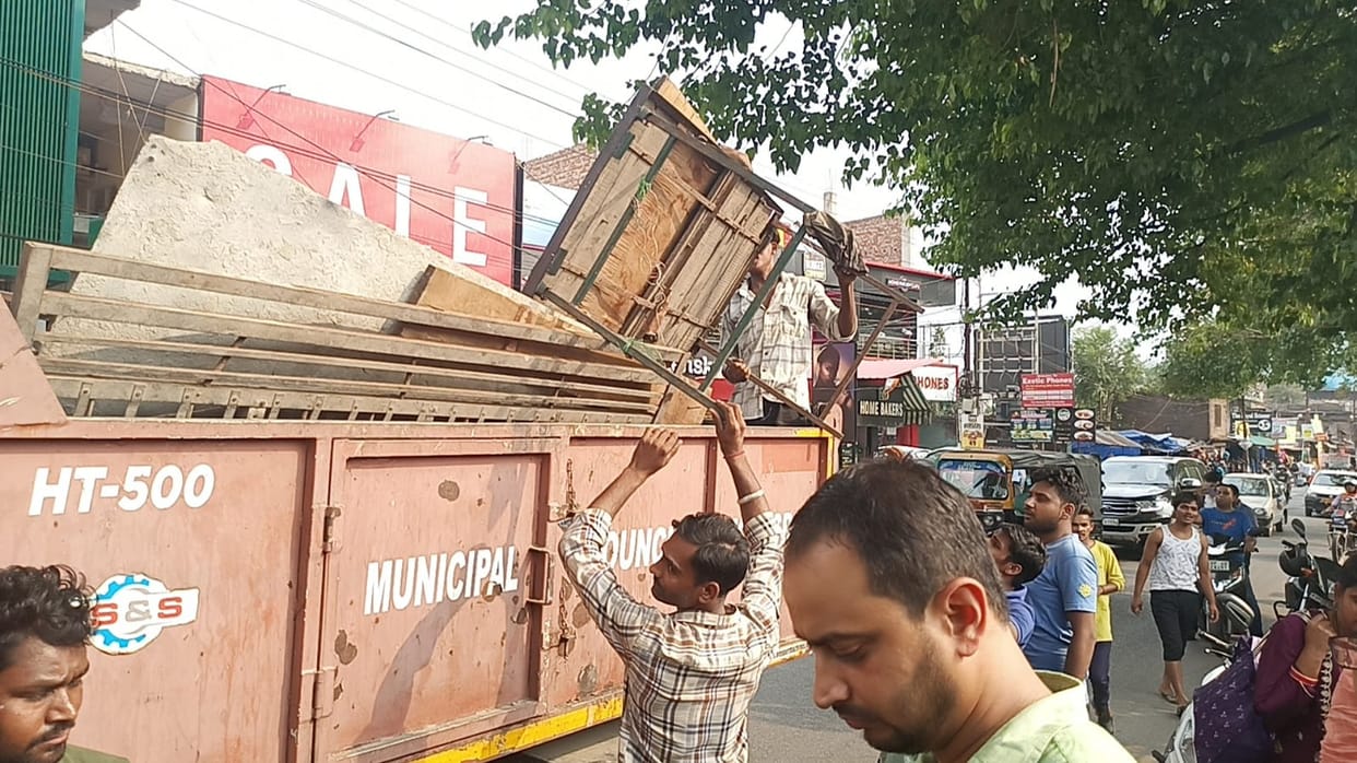 Administration's crackdown on encroachment in Kangra city, street vendors to be removed till bus stand