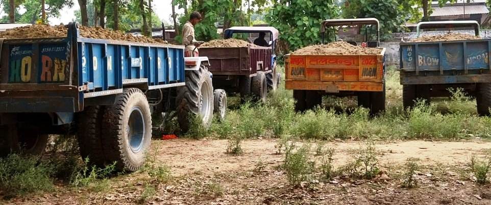 Illegal mining of soil increased due to collusion, commissioner became strict after complaint to the government