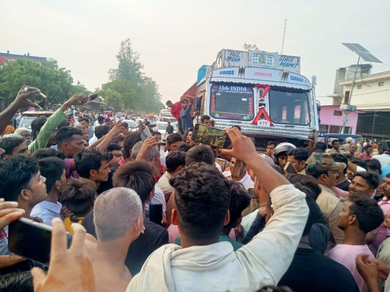 People angry with the functioning of the police blocked the national highway
