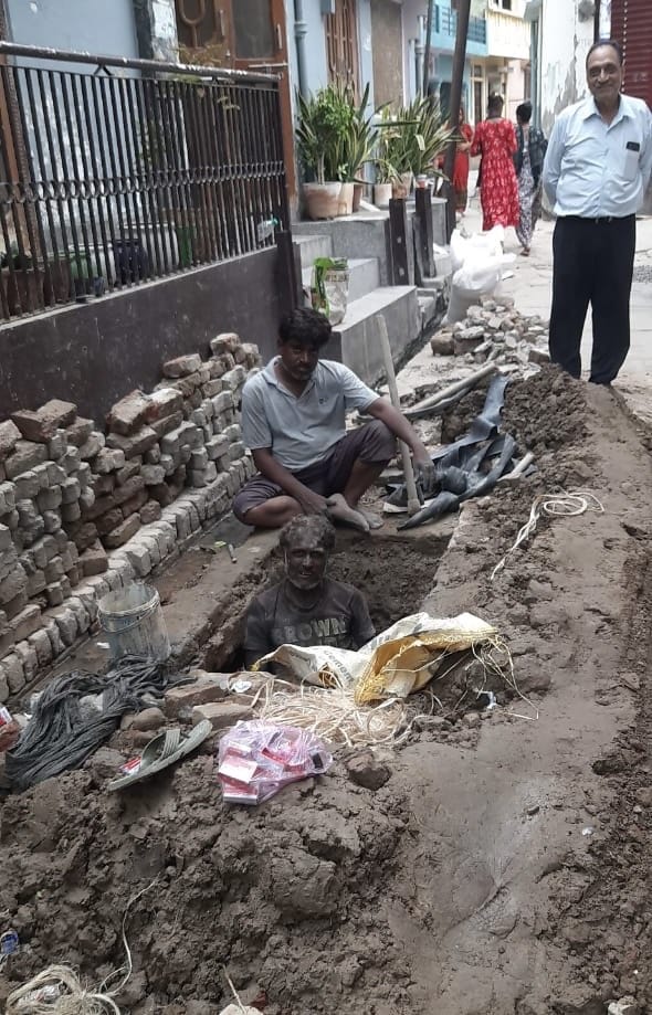 Water pipeline burst, water crisis in three thousand houses