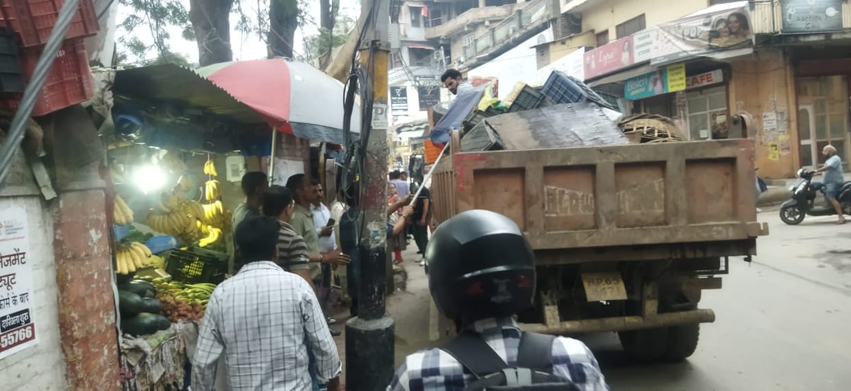 Big action by the corporation, 23 street vendors decorated on footpath removed