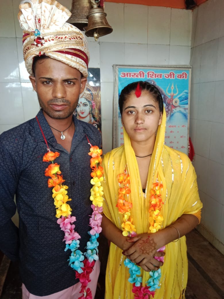 After coming out of jail, the loving couple got married in a temple