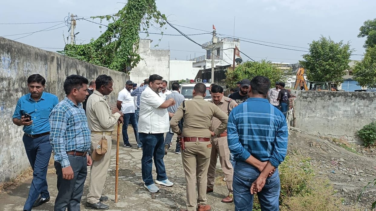Revenue team arrived to measure and demarcate the land, commotion