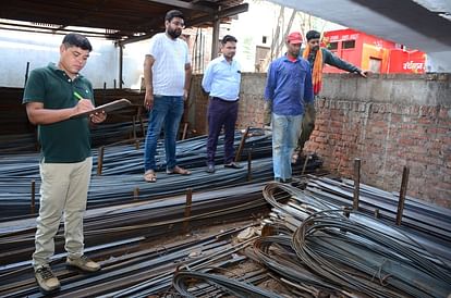 Jhansi News: तीन लाेहा कारोबारियों के यहां जीएसटी का सर्वे, दो फर्म का स्टॉक सील GST survey of three Loha businessmen, stock of two firms sealed
