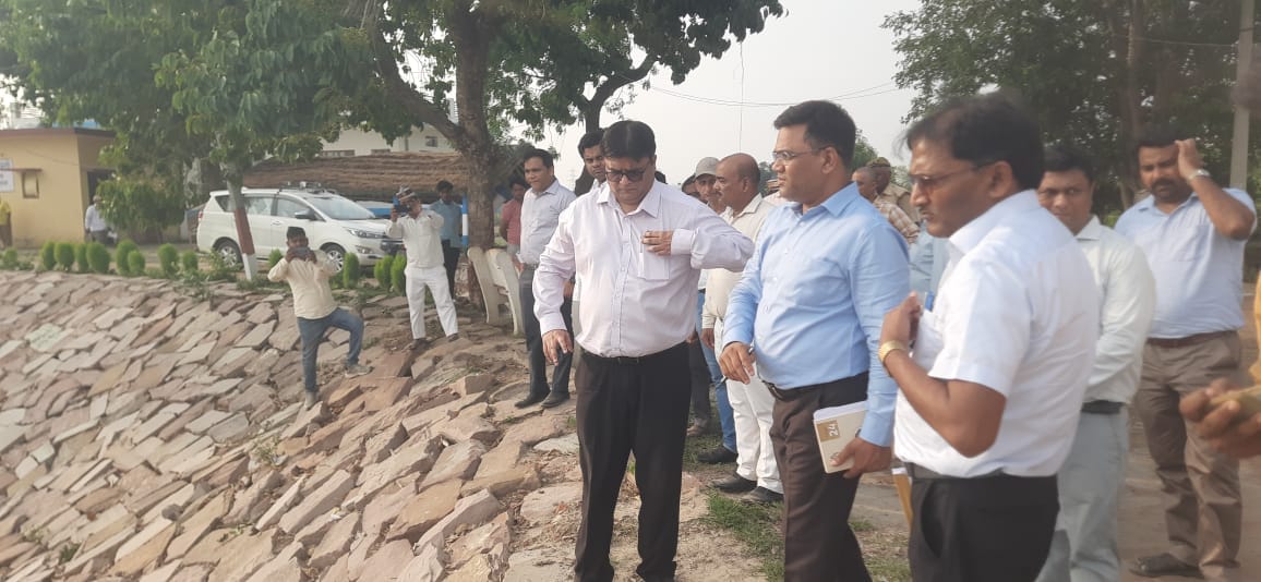 DM reached Kataria-Chandpur embankment... took stock of preparations